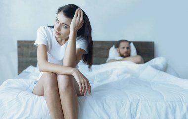 Ön plan üzerinde oturan kadın