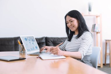 Yabancı kadın ofiste çalışan memnun