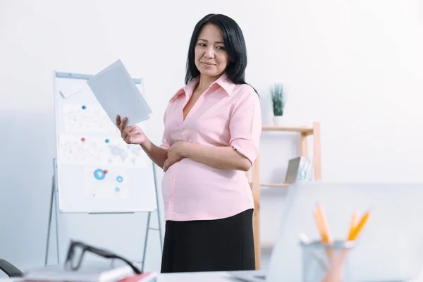 Vackra kontor arbetaren väntar baby — Stockfoto