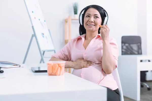 Relaxed pregnancy listening favorite song — Stock Photo, Image