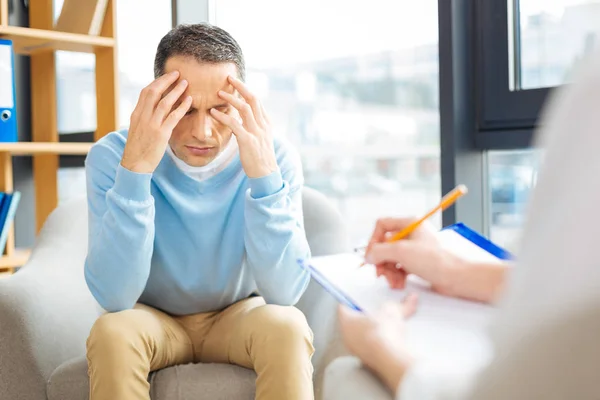 Triest depressieve man die zijn hoofd — Stockfoto