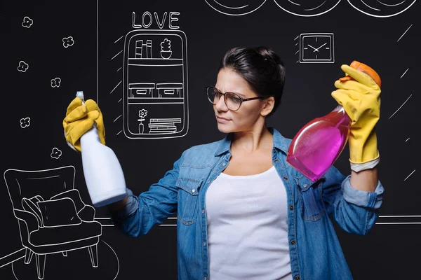 Verwirrte Hausfrau beim Frühjahrsputz — Stockfoto