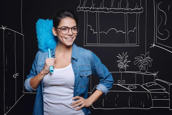 Positieve huisvrouw doet lente schoonmaak — Stockfoto