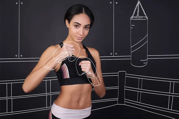 Boxeadora decidida involucrada en el entrenamiento —  Fotos de Stock