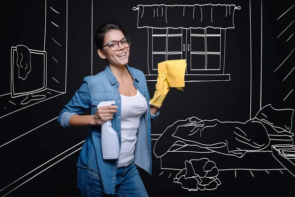 Donna gioiosa pulire la sua camera da letto — Foto Stock