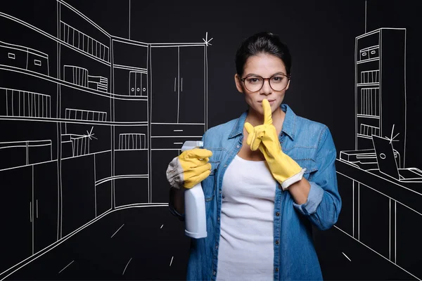 Angenehme Hausfrau, die ihr Haus zusammenklammert — Stockfoto