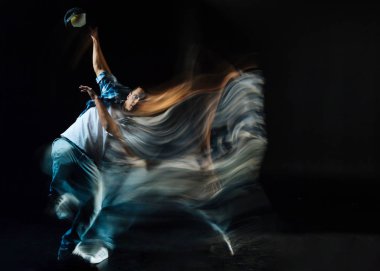 Dans güzel yakışıklı adam