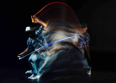 Güzel yakışıklı adam onun elele