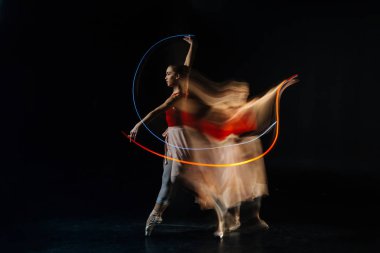 Onun hareketleri pratik ciddi su kuyusu yapılı dansçı