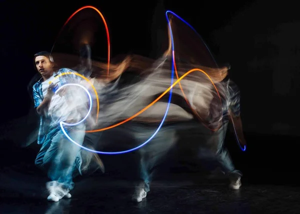 Bonito joven involucrado en el baile — Foto de Stock