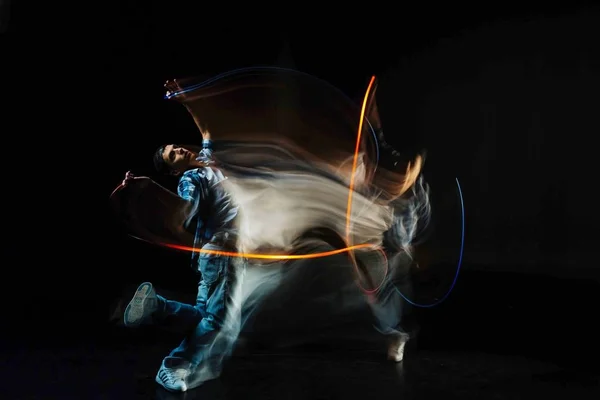 Szép sportos férfi gyakorló a tánc — Stock Fotó