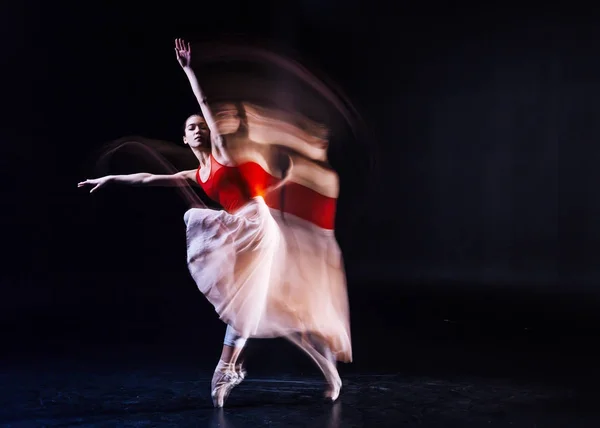 Leuke mooie vrouw dansen — Stockfoto