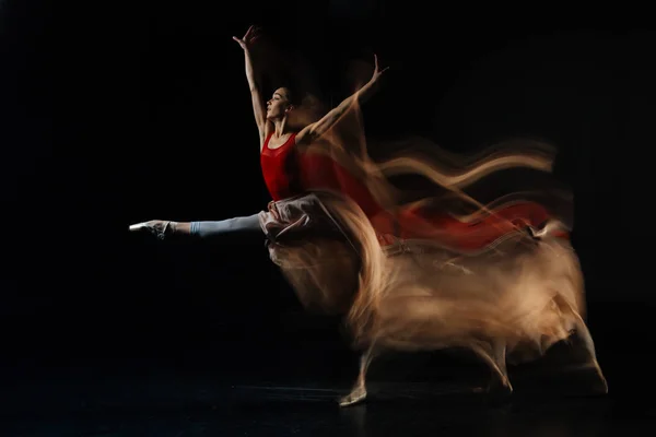 Привлекательная профессиональная танцовщица демонстрирует спектакль — стоковое фото