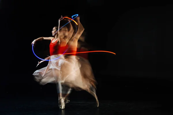 Bailarina elegante profesional que actúa en extraño — Foto de Stock