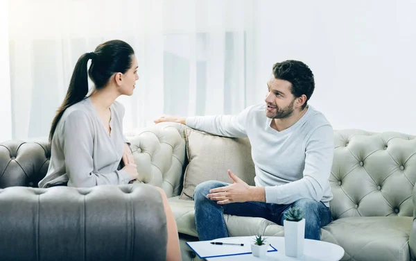 Freudig positiver Mann schaut seinen Psychologen an — Stockfoto