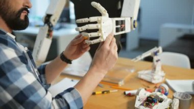 Robotlar el tamir hevesli yapıcısının yakın çekim