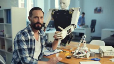 Robotlar el dokunmadan olumlu mühendisi