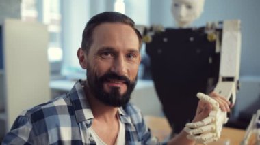Robotlar el tutmak kolay mühendisi yakın çekim