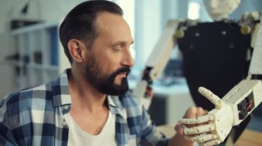 Bir robot yapısı ile gülümseyen Oluşturucu