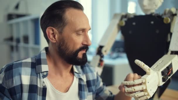 Constructeur souriant avec une construction de robot — Video