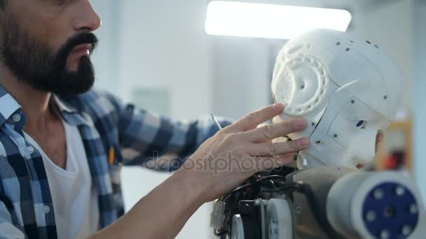 Ingeniero profesional reparando la construcción de robots — Vídeos de Stock