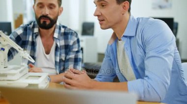 Çalışkan mühendisleri ofis yakın çekim