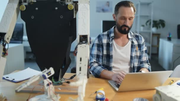 Geconcentreerde ingenieur met behulp van een laptop — Stockvideo