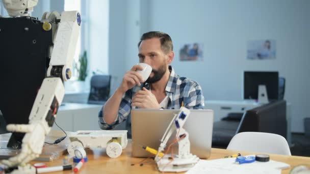 作業室でコーヒーを飲んで満足しているエンジニア — ストック動画