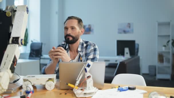 Lugn ingenjör sitter vid bordet — Stockvideo