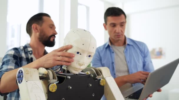 Kvalifikovaní technici pracují s konstrukce robota — Stock video