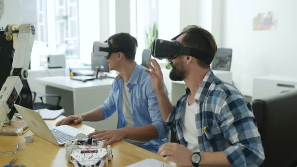 Engenheiros positivos usando óculos de realidade virtual — Vídeo de Stock