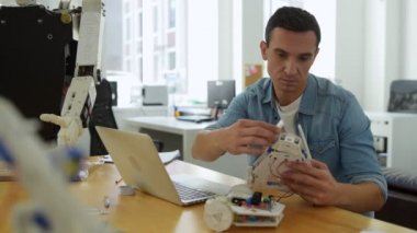 Özenli Oluşturucu robot parçaları oluşturma
