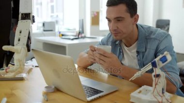 Bir dizüstü bilgisayar ile pozitif mühendisi yakın çekim