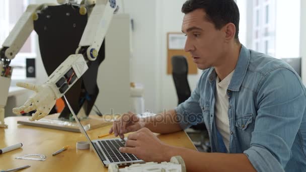 Primer plano del ingeniero concentrado usando una computadora portátil — Vídeos de Stock