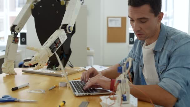 Vrolijke ingenieur werken met een laptop — Stockvideo