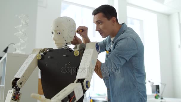 Ingénieur professionnel travaillant sur la construction de robots — Video