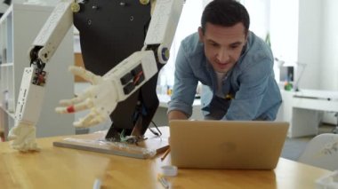 Konsantre mühendis robot mockup oluşturma