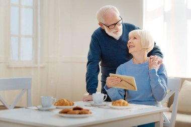 Olumlu memnun adam karısını kucaklayan