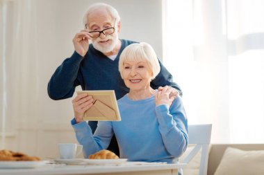 Gözlüklerini dokunmadan memnun erkek kişi