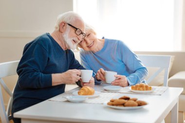 Tür kadın kocasını yaslanmış