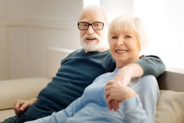 Yakışıklı ihtiyar karısı kucaklayan