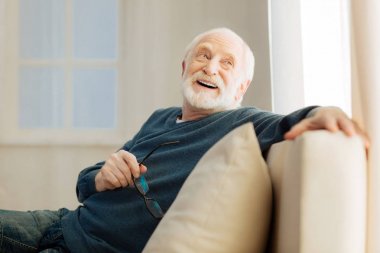 Penceresine bakarak mutlu olgun adam