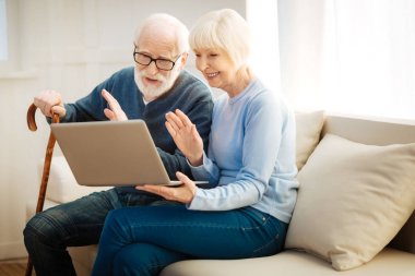 Mutlu çift, çocukları ile iletişim