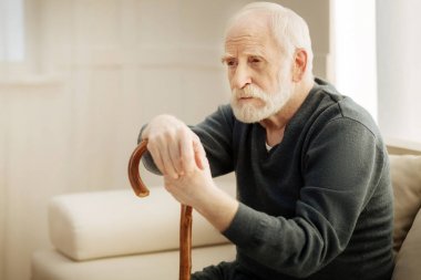 Düşünceli sakallı adam karısı hakkında rüya