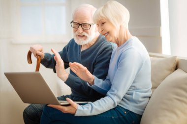 Bilgisayar başında olumlu mutlu çift