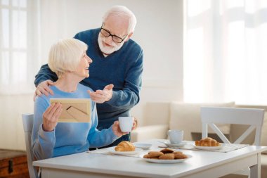 Olumlu memnun kadın kocasını arıyor