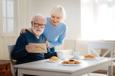 Kocası duran mutlu sarışın kadın