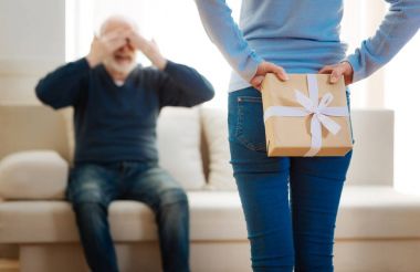 Olgun kadın hediye kutusu onun arkasından gizleme