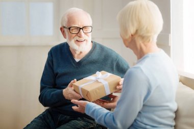 Kurdele ile çekici erkek holding kutusu