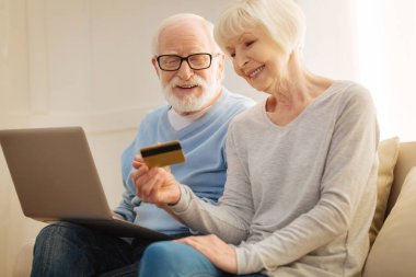 Pozitif çok mutlu olgun kişi online ödeme kullanma